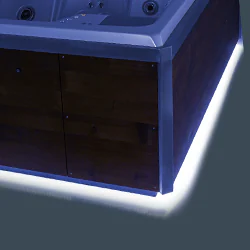 Beleuchtete Außenverkleidung eines Whirlpools