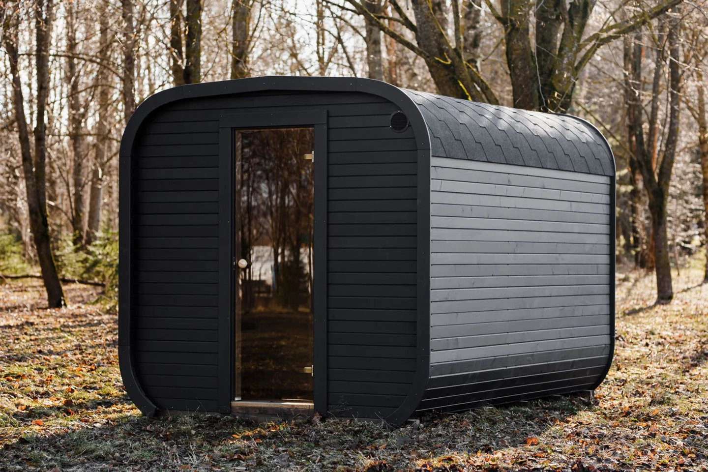 Moderne Außenansicht der CUBE Sauna